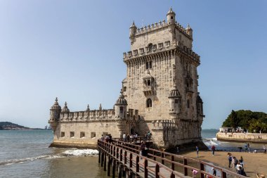 Lizbon, Portekiz - 04 03 2023: Lizbon 'da bir yaz gününde Belem Kulesi.