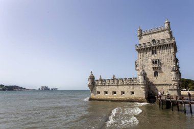 Lizbon, Portekiz - 04 03 2023: Lizbon 'da bir yaz gününde Belem Kulesi.