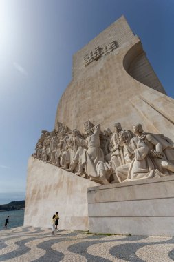 Lizbon, Portekiz - 04 03 2023: Lizbon 'da bir yaz günü Keşifler Anıtı.