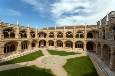 Lizbon, Portekiz - 04 03 2023: Lizbon 'da bir yaz günü Jeronimos Manastırı' nın avlusu.