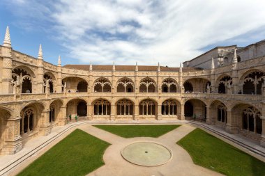 Lizbon, Portekiz - 04 03 2023: Lizbon 'da bir yaz günü Jeronimos Manastırı' nın avlusu.
