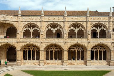 Lizbon, Portekiz - 04 03 2023: Lizbon 'da bir yaz günü Jeronimos Manastırı' nın avlusu.