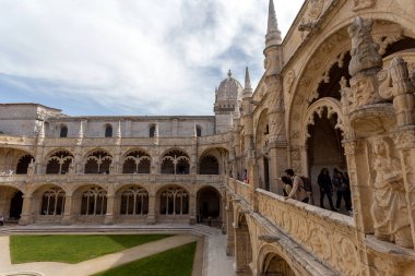 Lizbon, Portekiz - 04 03 2023: Lizbon 'da bir yaz günü Jeronimos Manastırı' nın avlusu.