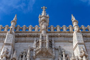 Lizbon, Portekiz - 04 03 2023: Lizbon 'da bir yaz günü Jeronimos Manastırı.