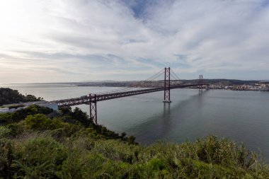 Lizbon, Portekiz - 04 03 2023: Lizbon 'da bir yaz günü 25 Nisan Köprüsü manzarası.