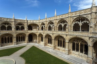 Lizbon, Portekiz - 04 03 2023: Lizbon 'da bir yaz günü Jeronimos Manastırı' nın avlusu.