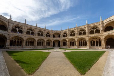 Lizbon, Portekiz - 04 03 2023: Lizbon 'da bir yaz günü Jeronimos Manastırı' nın avlusu.