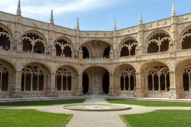 Lizbon, Portekiz - 04 03 2023: Lizbon 'da bir yaz günü Jeronimos Manastırı' nın avlusu.