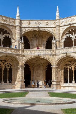Lizbon, Portekiz - 04 03 2023: Lizbon 'da bir yaz günü Jeronimos Manastırı' nın avlusu.