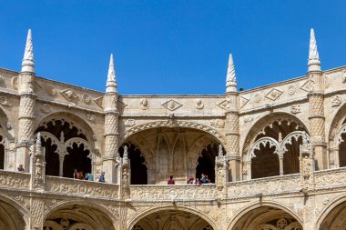 Lizbon, Portekiz - 04 03 2023: Lizbon 'da bir yaz günü Jeronimos Manastırı' nın avlusu.
