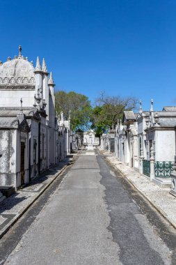 Lizbon, Portekiz - 04 05 2023: Lizbon 'da bir yaz günü Alto de Sao Joao Mezarlığı.