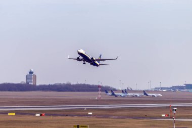 Budapeşte, Macaristan - 02 17 2024: Ryanair Boeing 737 güneşli bir günde Macaristan 'ın başkenti Budapeşte' deki Ferenc Liszt Uluslararası Havalimanı 'ndan kalkıyor..
