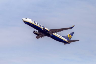 Budapeşte, Macaristan - 02 17 2024: Ryanair Boeing 737 güneşli bir günde Macaristan 'ın başkenti Budapeşte' deki Ferenc Liszt Uluslararası Havalimanı 'ndan kalkıyor..