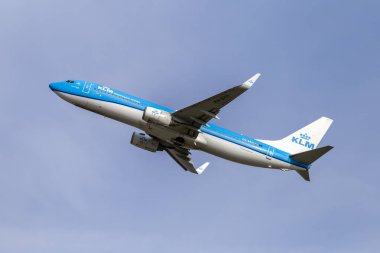 Budapeşte, Macaristan - 02 17 2024: KLM 'den Boeing, güneşli bir günde Macaristan' ın Budapeşte kentindeki Ferenc Liszt Uluslararası Havalimanından havalanıyor.