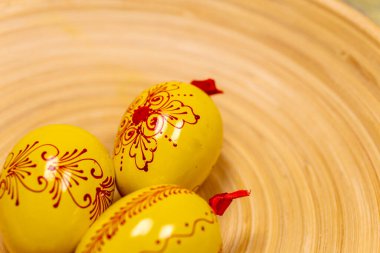 Tahta paskalya yumurtaları bambu tepside.