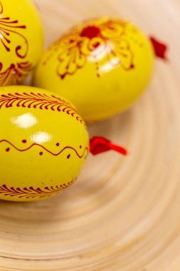 Tahta paskalya yumurtaları bambu tepside.