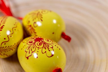 Tahta paskalya yumurtaları bambu tepside.