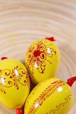 Tahta paskalya yumurtaları bambu tepside.