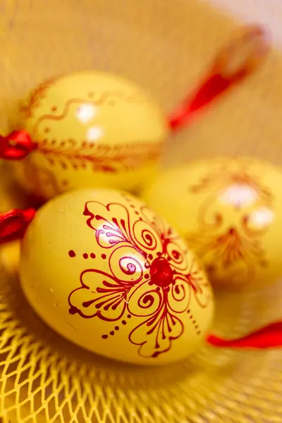 Sarı Tepside Ahşap Paskalya Yumurtaları Telifsiz Stok Imajlar
