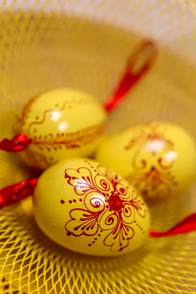 Huevos Pascua Madera Una Bandeja Amarilla Imagen De Stock