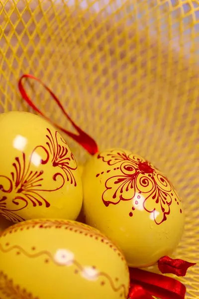 Huevos Pascua Madera Una Bandeja Amarilla Fotos De Stock