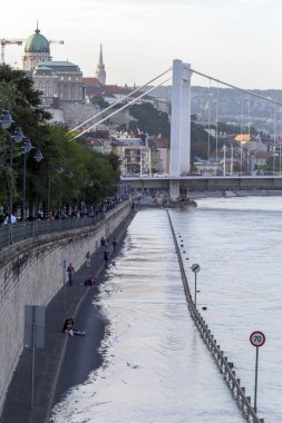 Budapeşte, Macaristan - 18 Eylül 2024: İnsanlar nehir kıyısında yürürken Tuna Nehri Budapeşte 'yi sular altında bırakıyor.