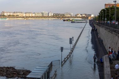 Budapeşte, Macaristan - 18 Eylül 2024: İnsanlar nehir kıyısında yürürken Tuna Nehri Budapeşte 'yi sular altında bırakıyor.