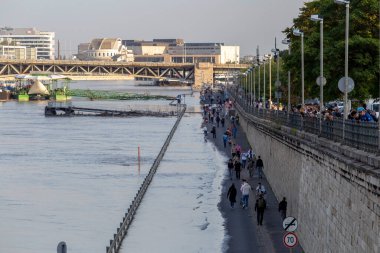 Budapeşte, Macaristan - 18 Eylül 2024: İnsanlar nehir kıyısında yürürken Tuna Nehri Budapeşte 'yi sular altında bırakıyor.