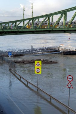 Budapeşte, Macaristan - 18 Eylül 2024: Tuna Nehri Budapeşte 'yi sular altında bırakırken Liberty köprüsünden geçenler.