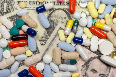 Renkli haplar, seçici bir şekilde Amerikan dolarlarına odaklanmış..