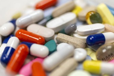 Renkli haplar, beyaz arkaplan üzerine seçici bir odaklanma.