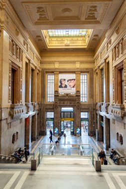Milano, İtalya - 3 Nisan 2025: Milano Merkez Tren İstasyonu (Stazione Milano Centrale). İtalya 'nın en büyük ikinci istasyonu..