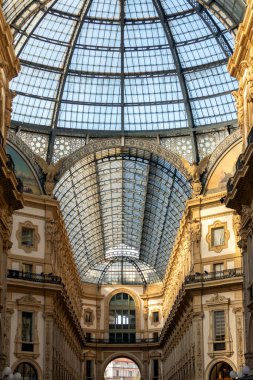 Milan, İtalya - 3 Nisan 2025: Milano, İtalya 'daki ünlü Galleria Vittorio Emanuele II alışveriş merkezinin içi.