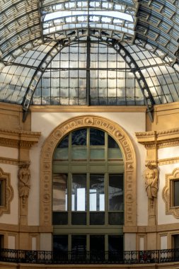 Milan, İtalya - 3 Nisan 2025: Milano, İtalya 'daki ünlü Galleria Vittorio Emanuele II alışveriş merkezinin içi.