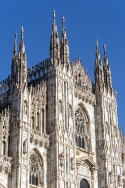 Milan, İtalya - 3 Nisan 2025: Güneşli bir günde Milano Katedrali 'nin (Duomo di Milano) cephesi.