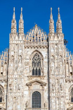Milan, İtalya - 3 Nisan 2025: Güneşli bir günde Milano Katedrali 'nin (Duomo di Milano) cephesi.