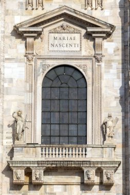 Milan, İtalya - 3 Nisan 2025: Güneşli bir günde Milano Katedrali 'nin (Duomo di Milano) cephesi.