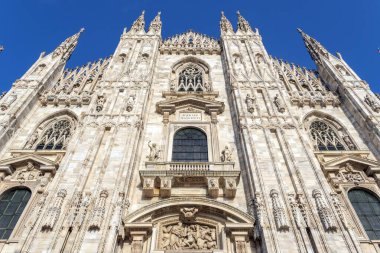 Milan, İtalya - 3 Nisan 2025: Güneşli bir günde Milano Katedrali 'nin (Duomo di Milano) cephesi.