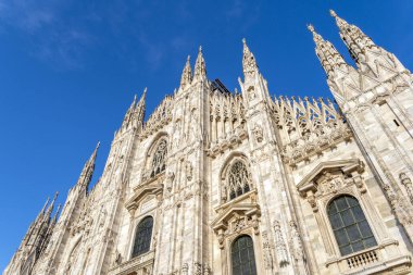 Milan, İtalya - 3 Nisan 2025: Güneşli bir günde Milano Katedrali 'nin (Duomo di Milano) cephesi.