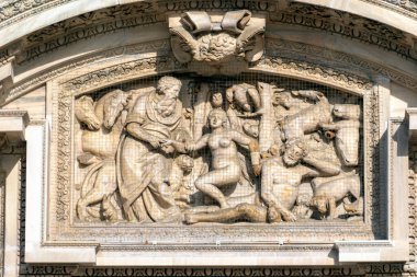 Milan, İtalya - 3 Nisan 2025: Güneşli bir günde Milano Katedrali 'nin (Duomo di Milano) cephesi.