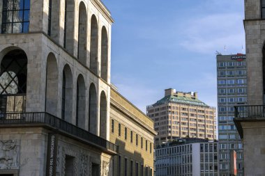 Milan, İtalya - 3 Nisan 2025: Güneşli bir günde Milano 'daki Velasca Kulesi (Torre Velasca).