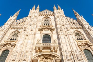 Milan, İtalya - 3 Nisan 2025: Güneşli bir günde Milano Katedrali 'nin (Duomo di Milano) cephesi.