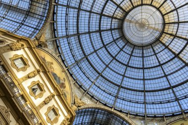 Milan, İtalya - 3 Nisan 2025: Milano, İtalya 'daki ünlü Galleria Vittorio Emanuele II alışveriş merkezinin içi.