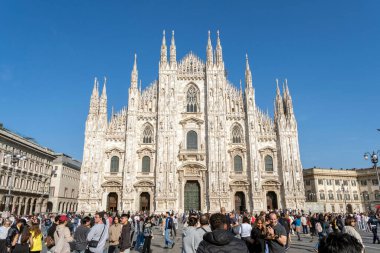 Milan, İtalya - 3 Nisan 2025: Güneşli bir günde Milano Katedrali 'nin (Duomo di Milano) cephesi.