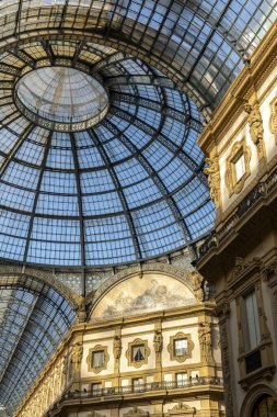 Milan, İtalya - 3 Nisan 2025: Milano, İtalya 'daki ünlü Galleria Vittorio Emanuele II alışveriş merkezinin içi.