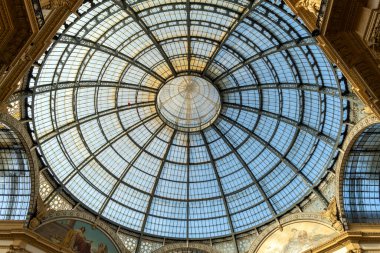 Milan, İtalya - 3 Nisan 2025: Milano, İtalya 'daki ünlü Galleria Vittorio Emanuele II alışveriş merkezinin içi.