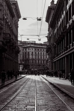 Milan, İtalya - 4 Nisan 2025: Milano, İtalya 'da bir caddenin siyah beyaz görüntüsü.
