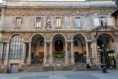 Piazza Mercanti ve Loggia degli Osii Milano, İtalya.