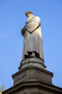 İtalya, Milano 'daki Piazza della Scala' da Leonardo da Vinci anıtı.