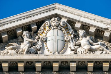 Milan, İtalya - 4 Nisan 2025: İtalya 'nın Milano kentindeki Banca Ticaret Sarayı.